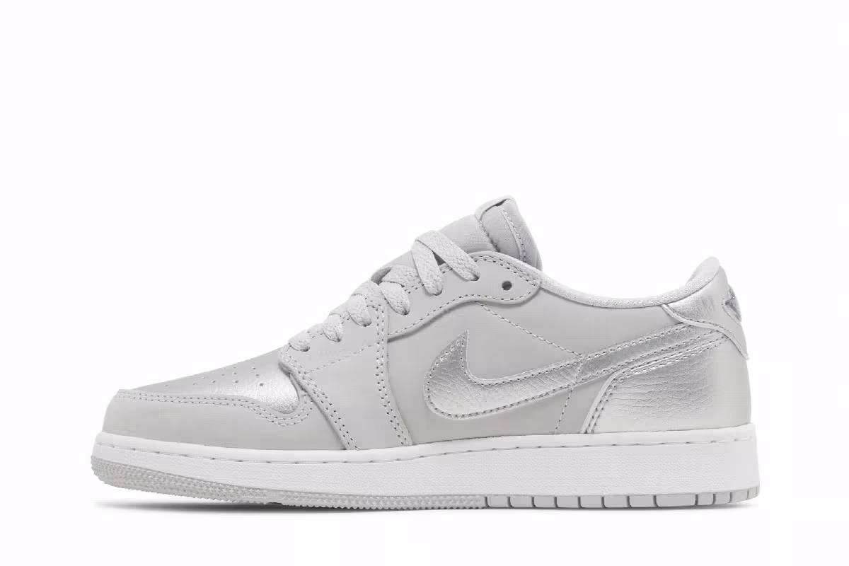 Air Jordan 1 Low OG GS Metallic Silver, view 4