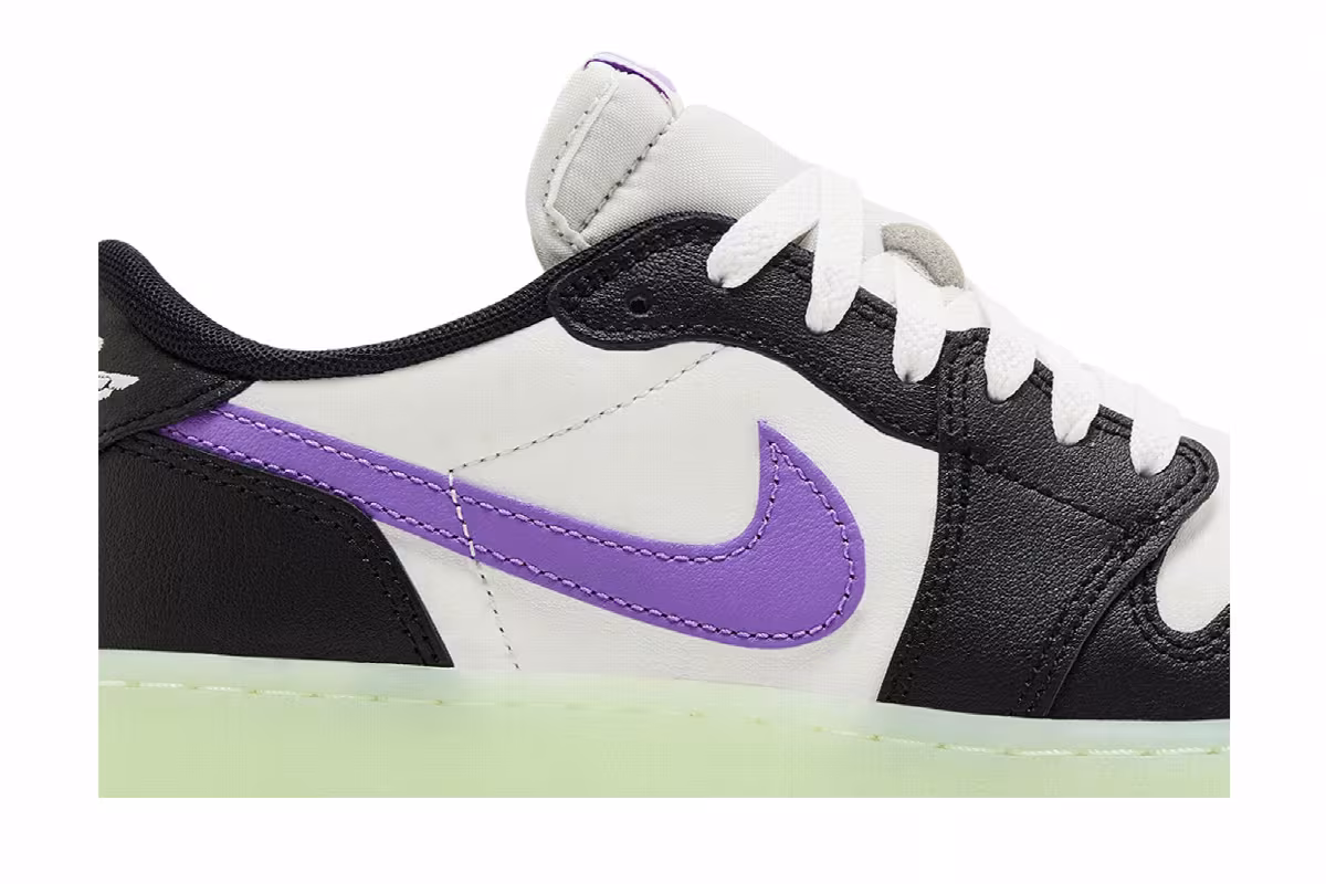 Air Jordan 1 Low OG GS Black Raspberry, view 3