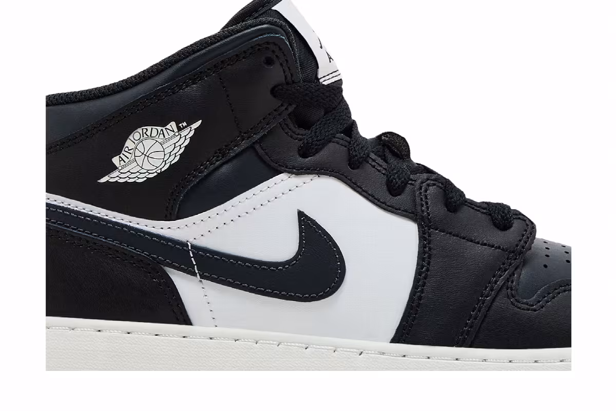 Air Jordan 1 Mid GS Black Off Noir, view 3