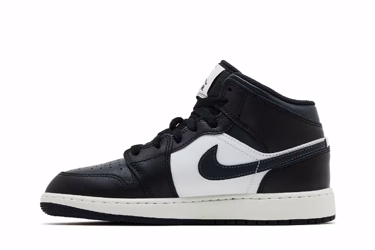 Air Jordan 1 Mid GS Black Off Noir, view 4