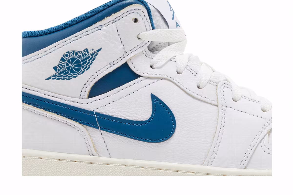 Air Jordan 1 Mid SE GS Industrial Blue, view 3