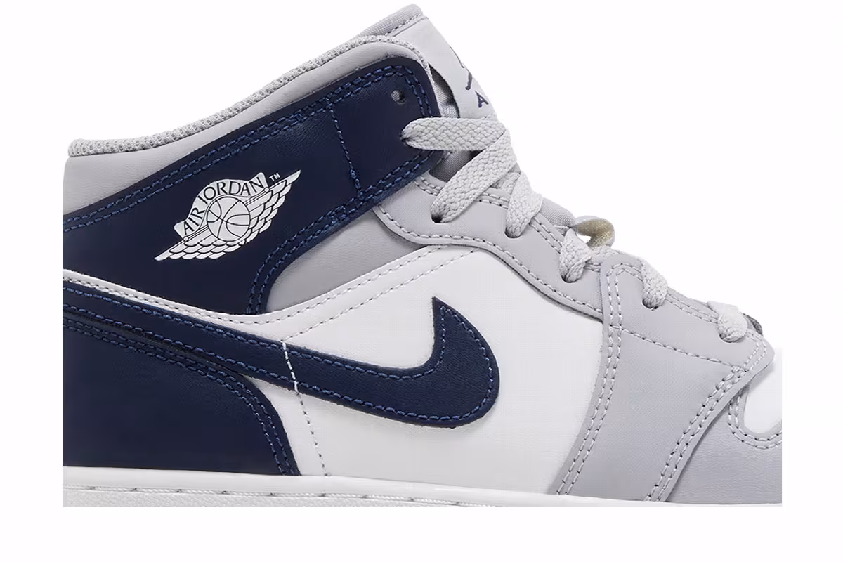 Air Jordan 1 Mid GS Wolf Grey Midnight Navy, view 3