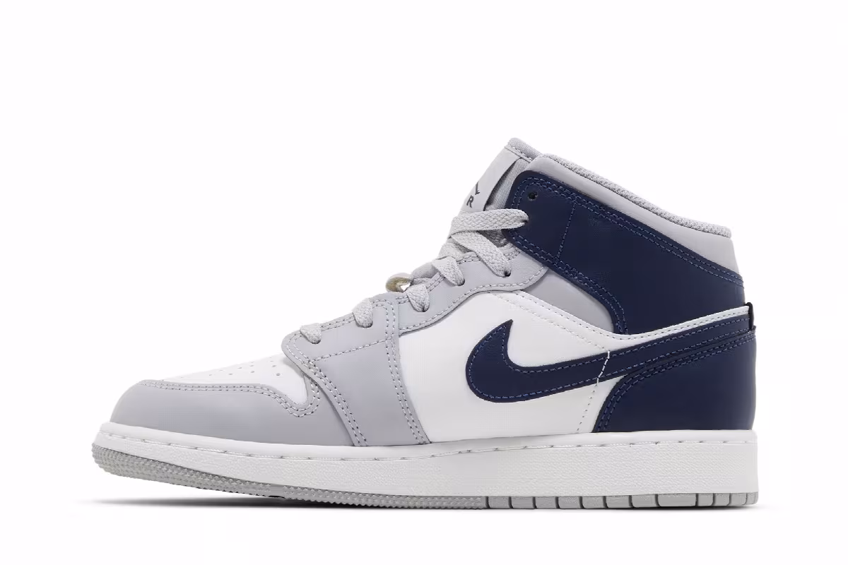 Air Jordan 1 Mid GS Wolf Grey Midnight Navy, view 4