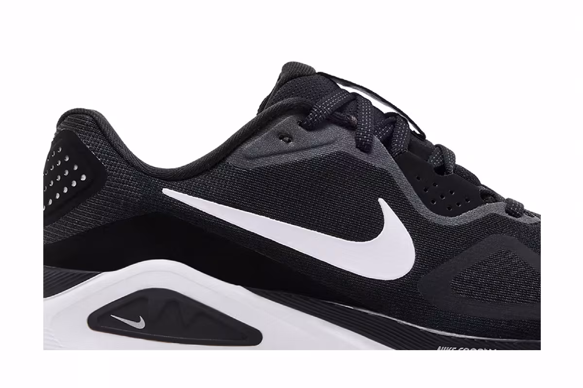 Nike Women's Structure 26 Black White, view 3