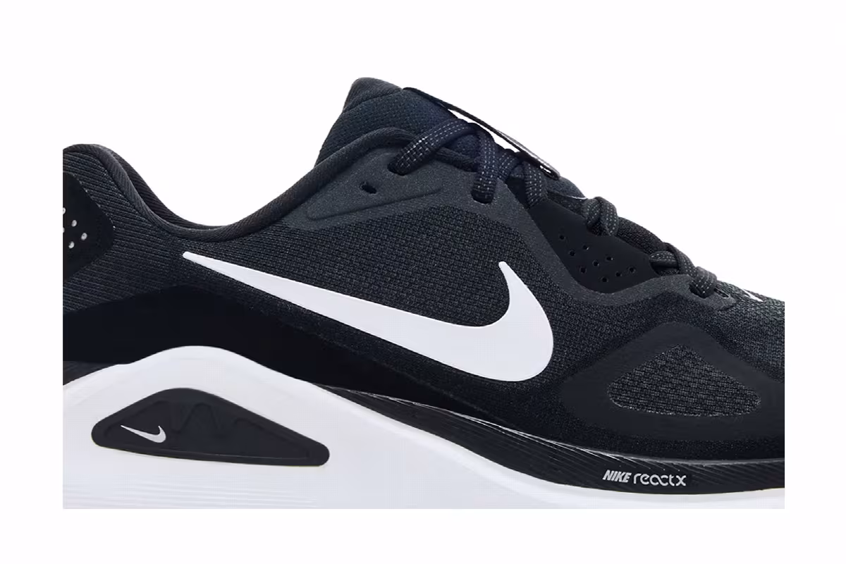 Nike Structure 26 Black White, view 3