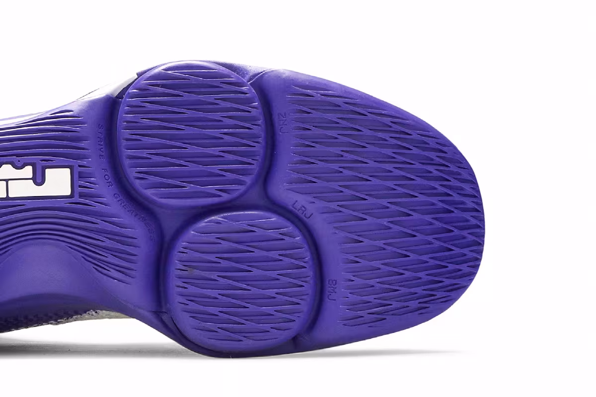 Nike LeBron Witness 4 Lakers, view 6