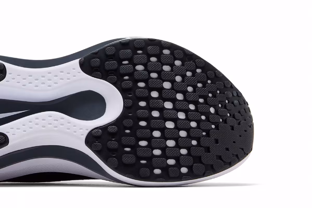 Nike Women's Reina EasyOn Black White, view 6