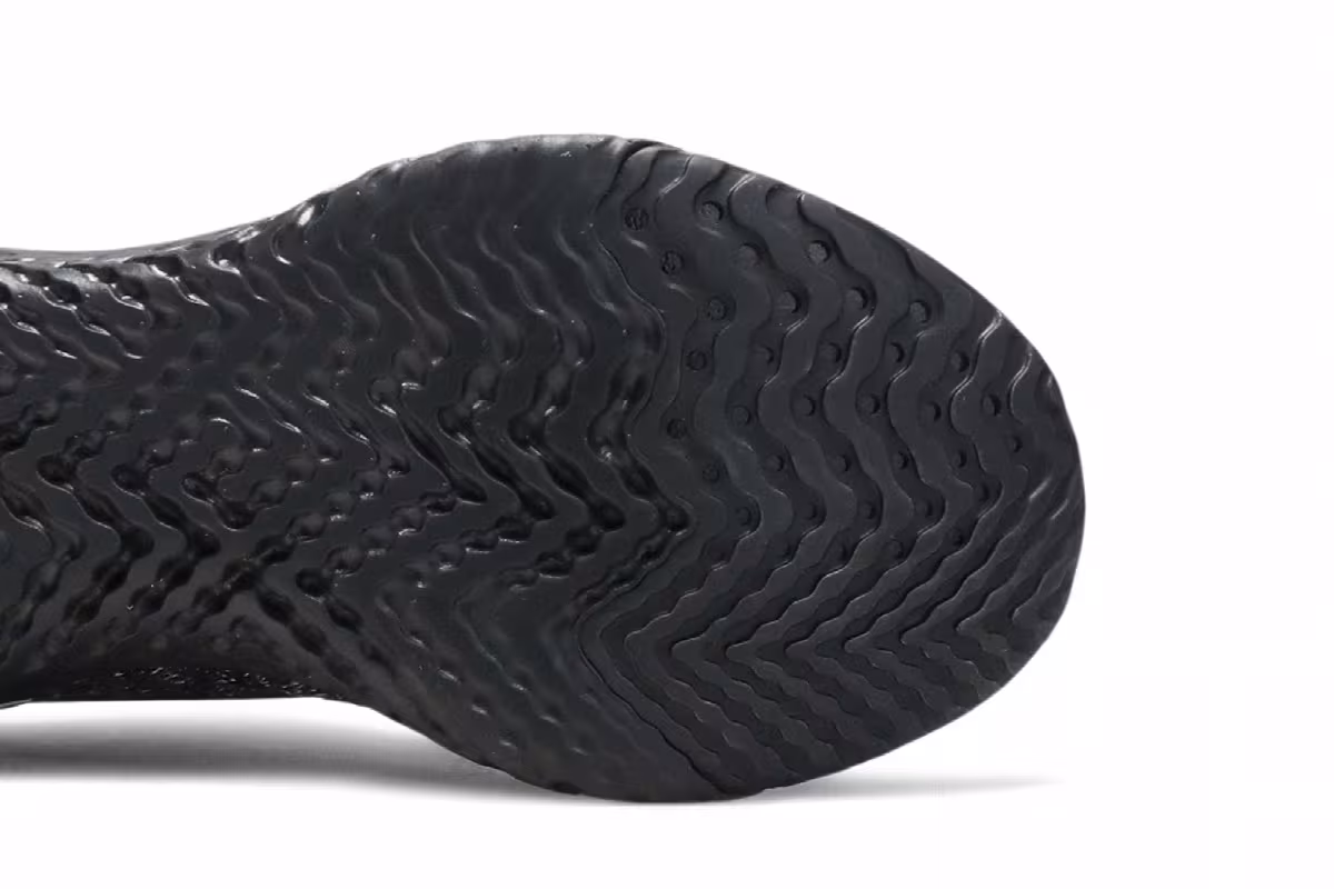 Nike Women's Epic React Flyknit Oreo, view 6