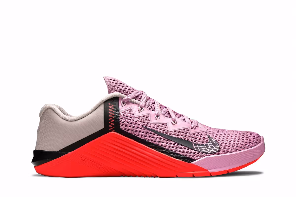 Nike Women's Metcon 6 Beyond Pink Flash Crimson, view 2