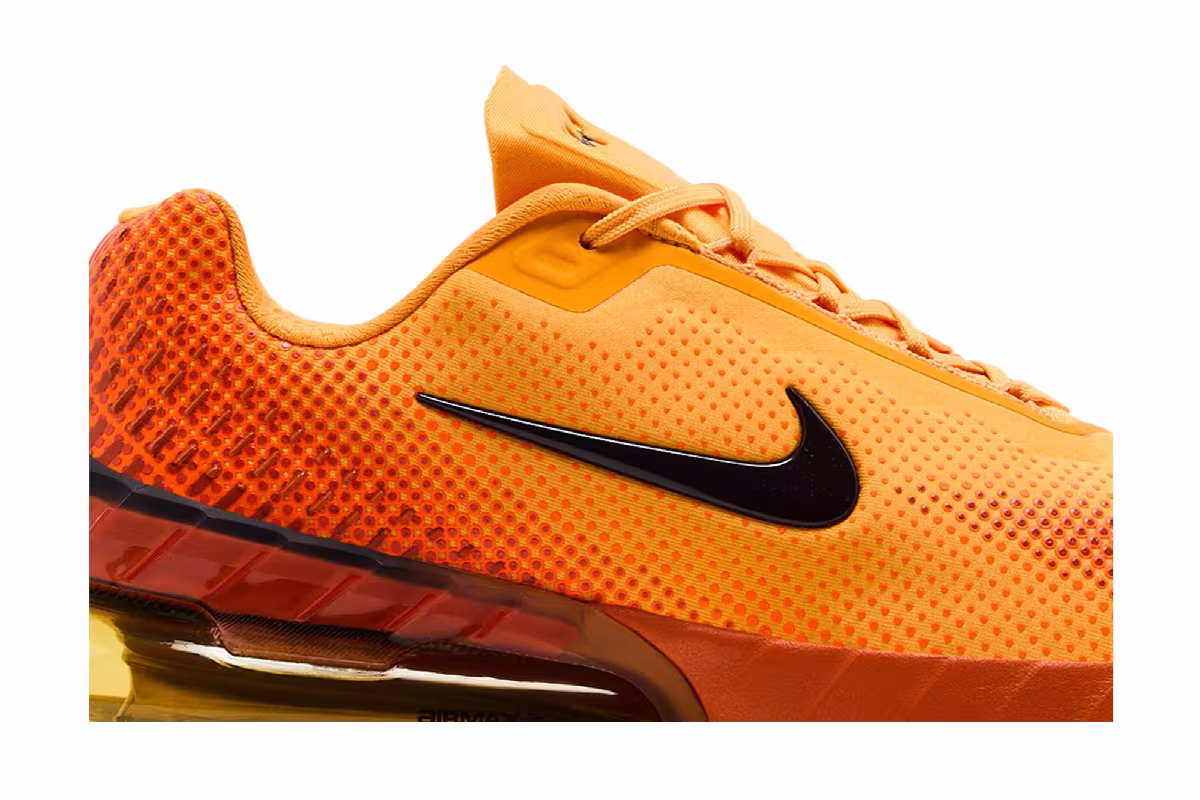 Nike Air Max Phoenix Total Orange, view 3