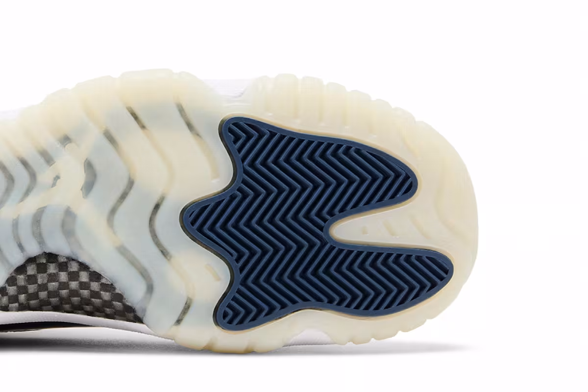 Air Jordan 11 Low GS Diffused Blue, view 6