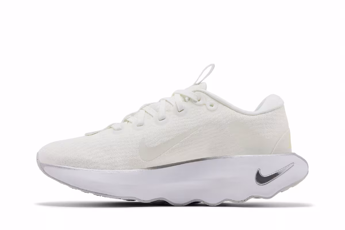 Nike Women's Motiva Summit White Metallic Silver, view 4