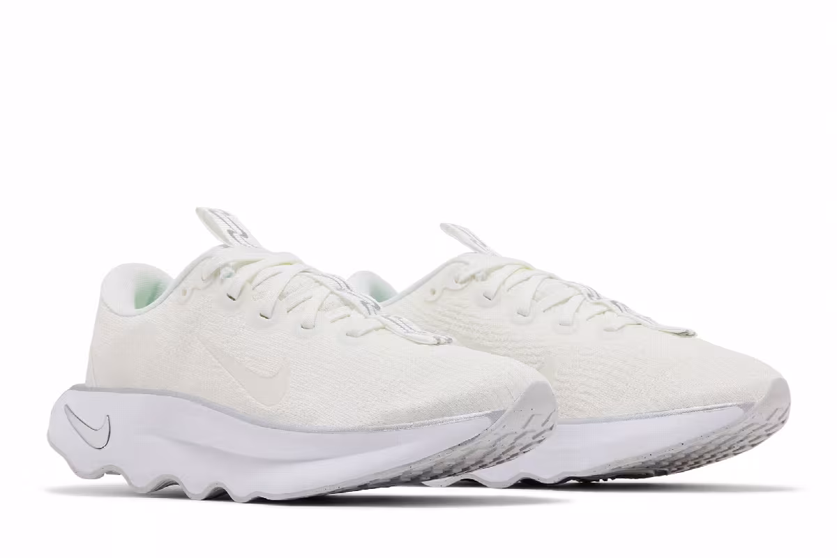 Nike Women's Motiva Summit White Metallic Silver, view 9