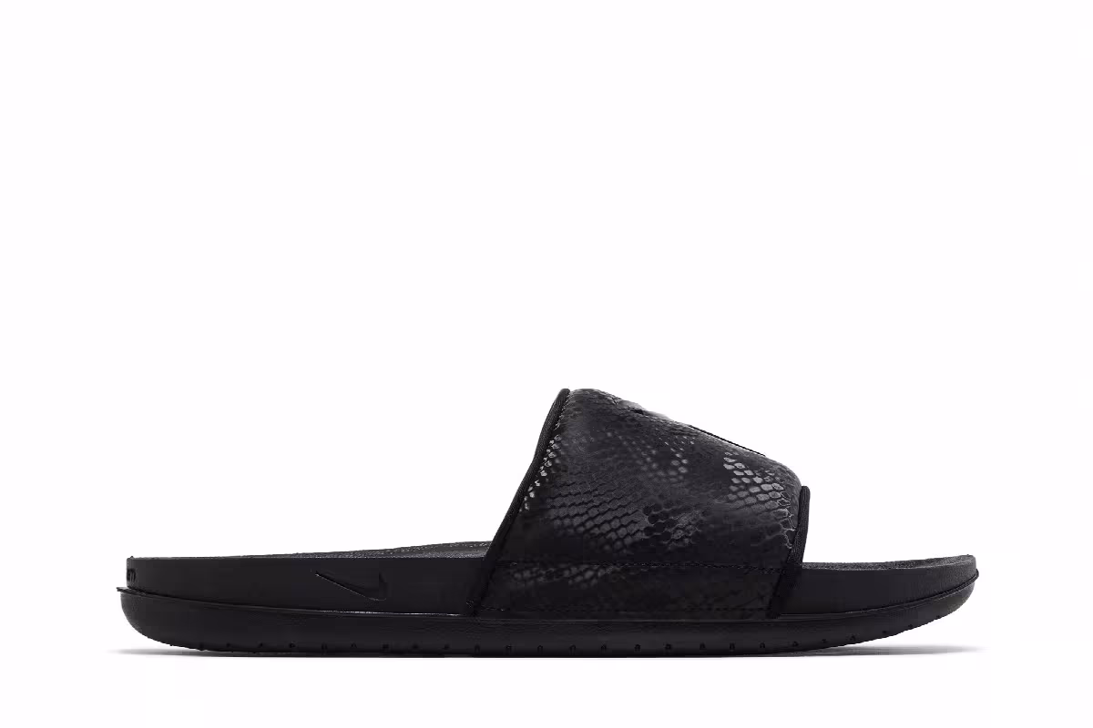 Kobe Bryant x Nike Offcourt Slide Triple Black, view 2
