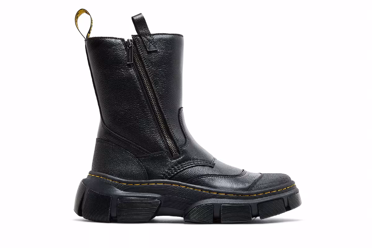 Dr. Martens DMXL Rigger Boot Black, view 2