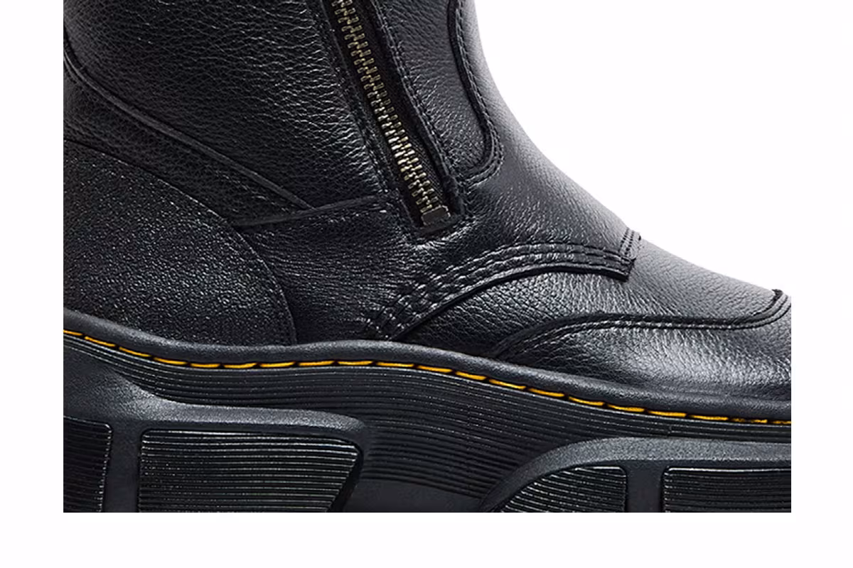 Dr. Martens DMXL Rigger Boot Black, view 3