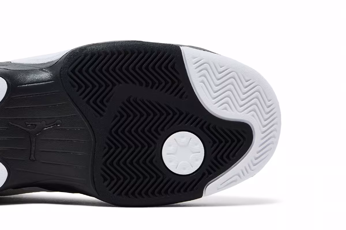 Air Jordan Max Aura 6 White Gold Black, view 6