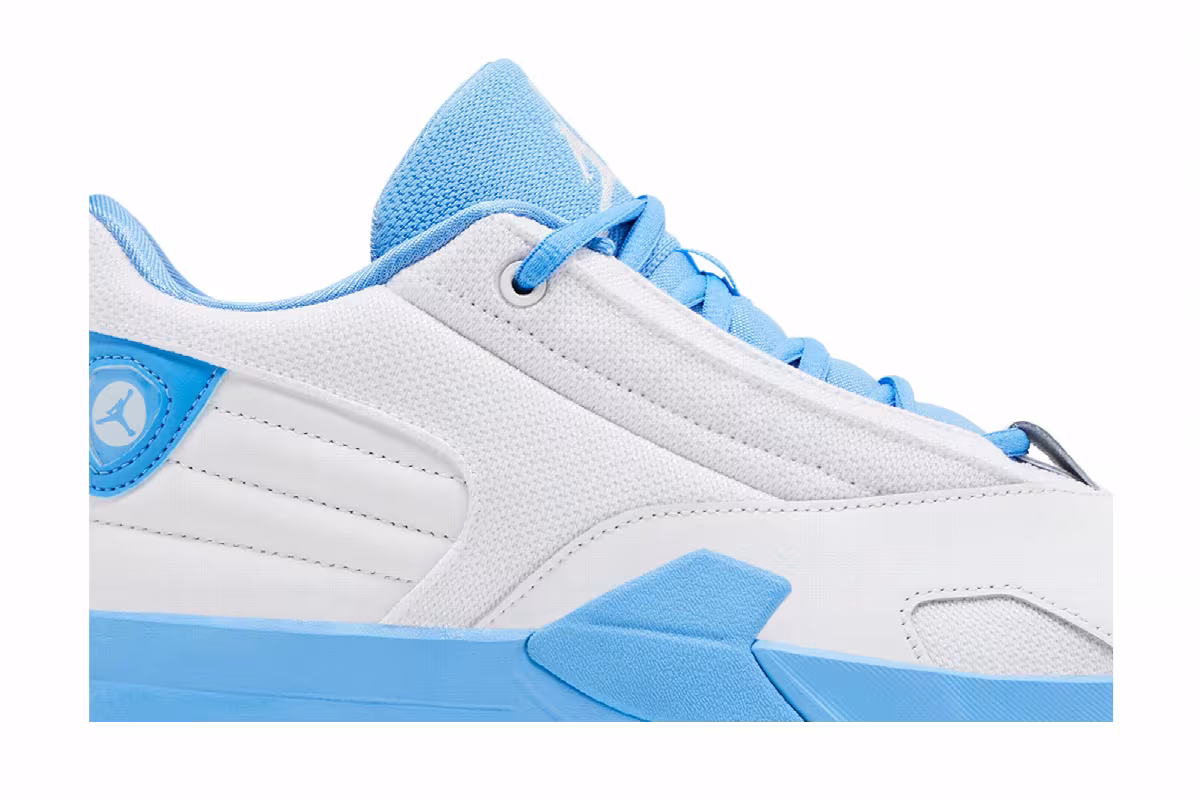 Air Jordan Women's Jordan Max Aura 6 White University Blue, view 3