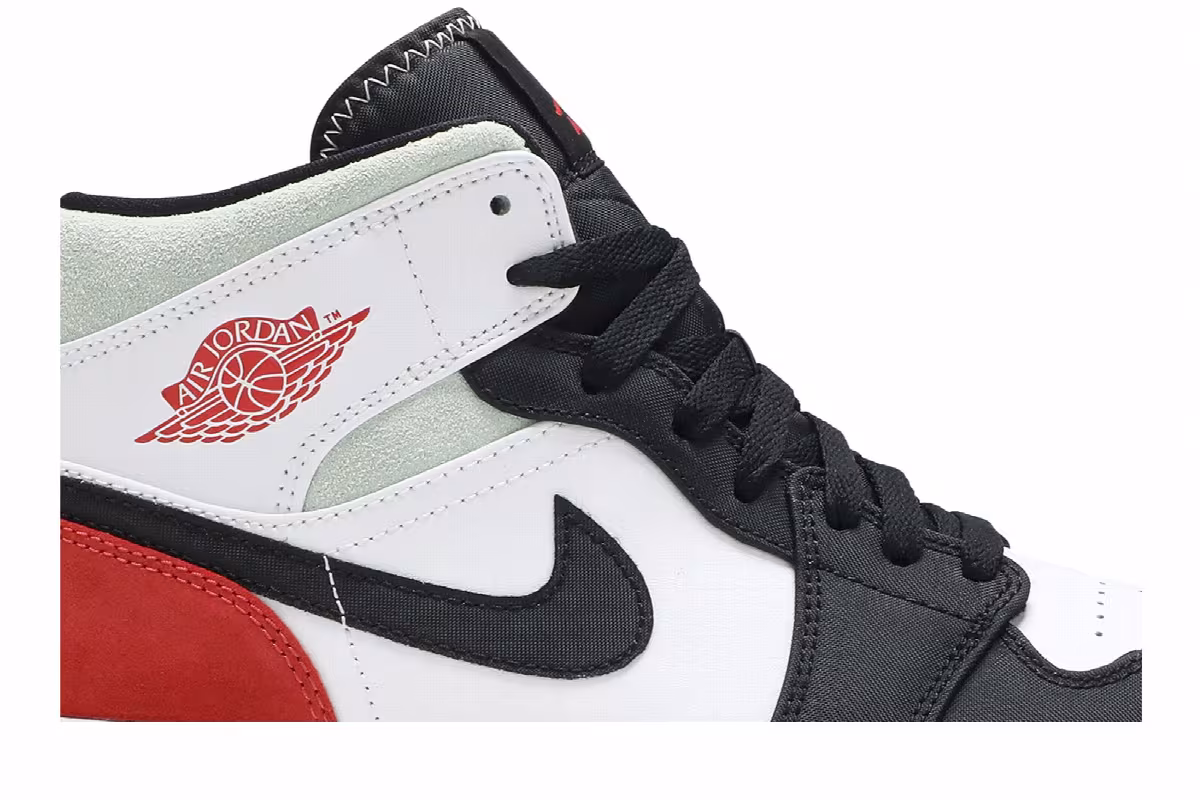 Air Jordan 1 Mid SE Red Black Toe, view 3