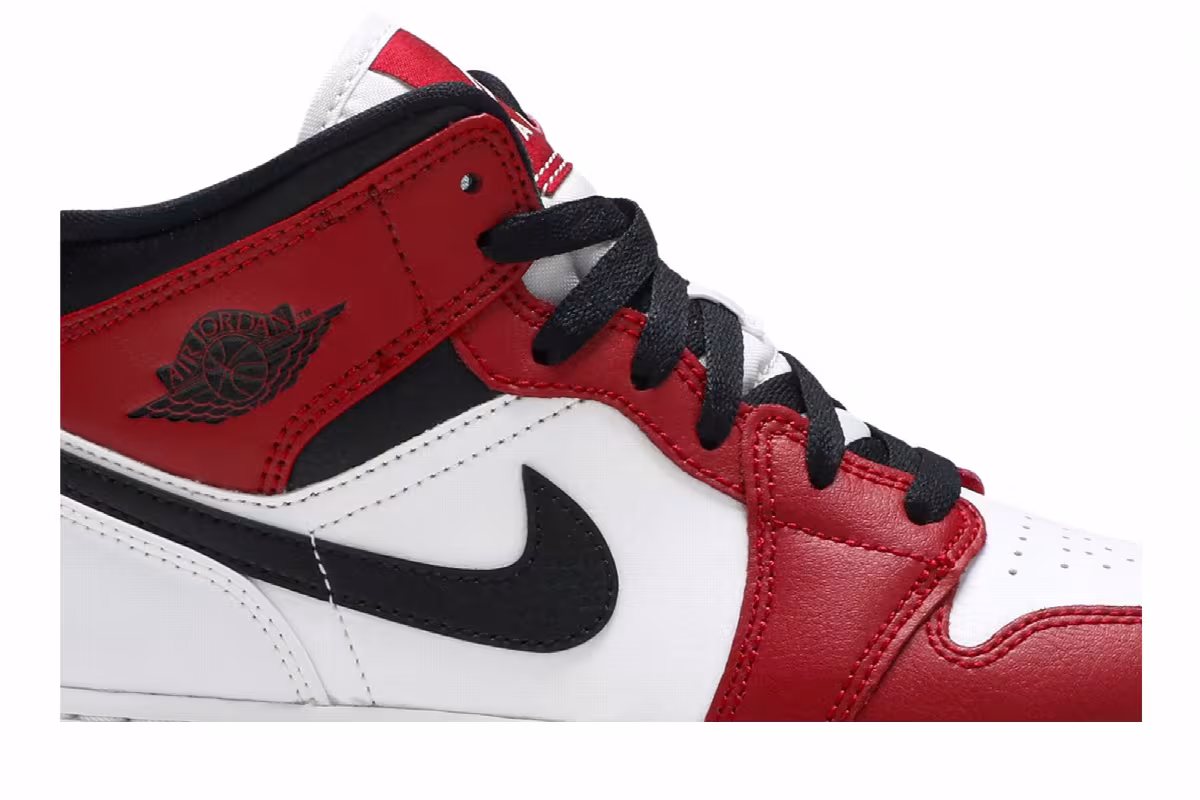 Air Jordan 1 Mid GS Chicago, view 3