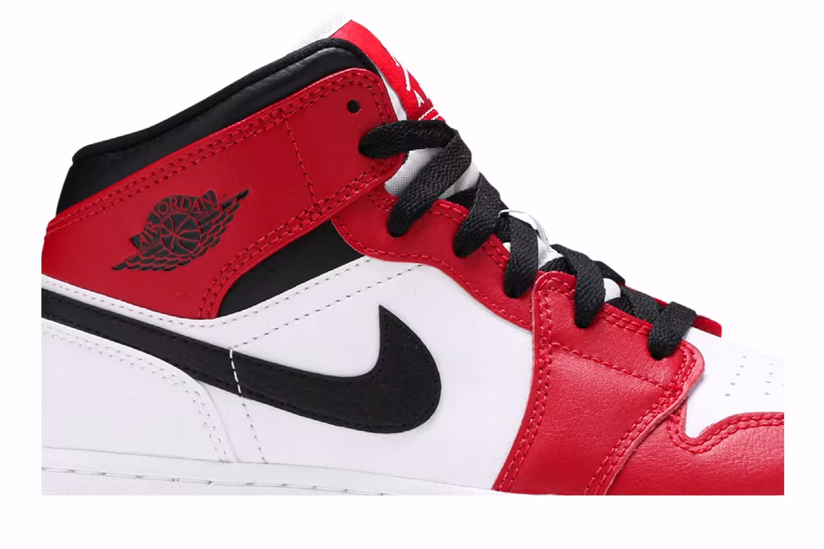 Air Jordan 1 Mid GS Chicago, view 3