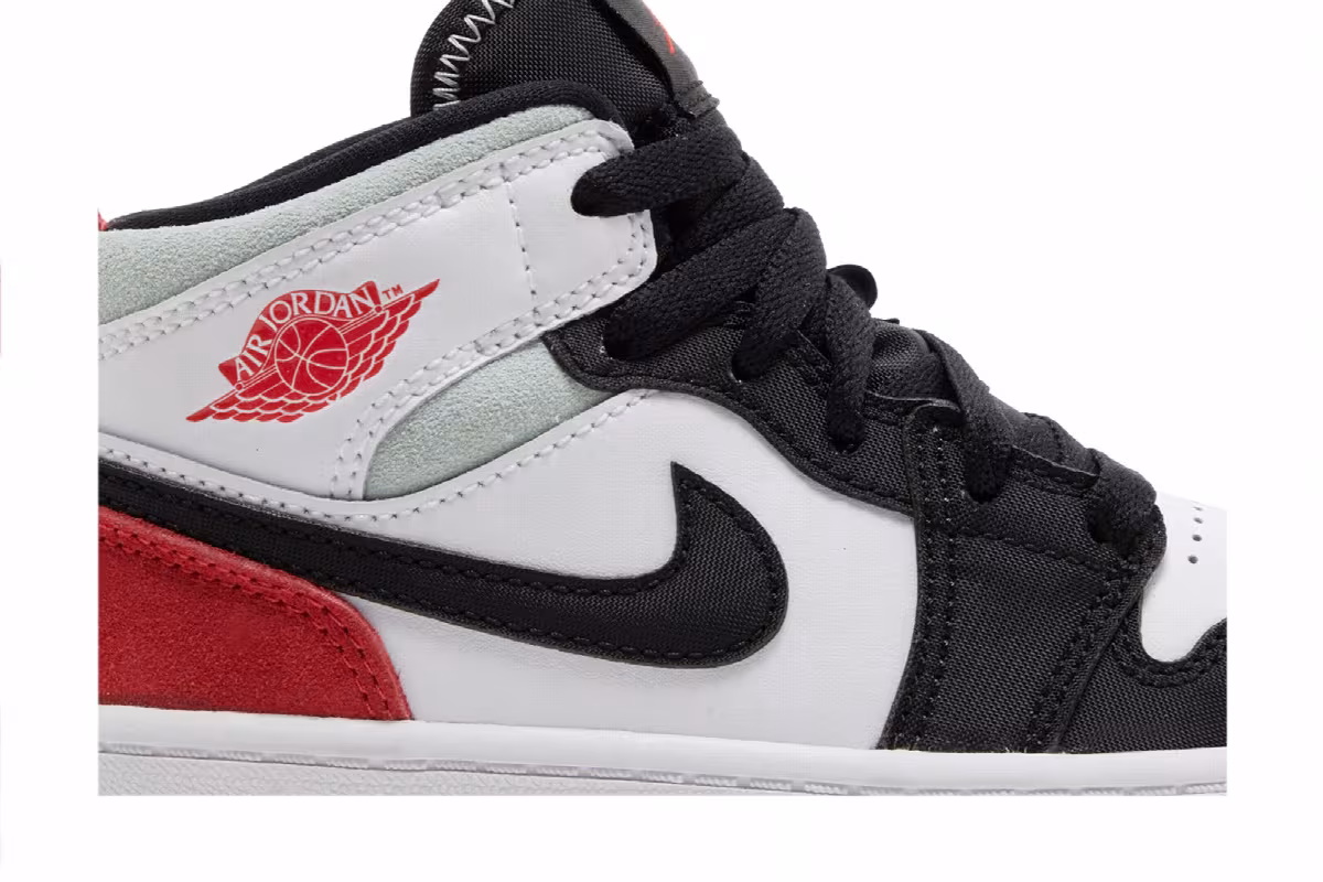 Air Jordan 1 Mid SE PS Red Black Toe, view 3