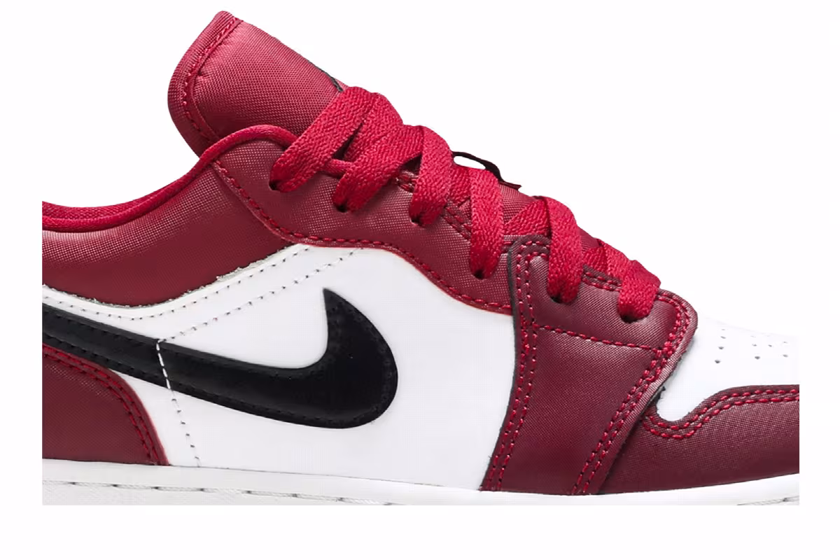 Air Jordan 1 Low GS Noble Red, view 3