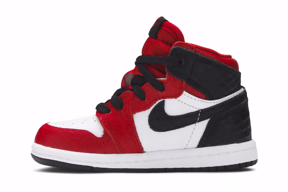 Air Jordan 1 High OG TD Satin Red, view 4