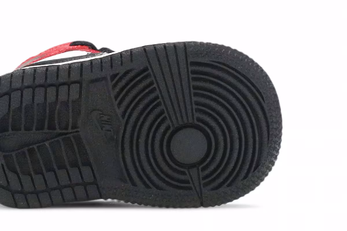 Air Jordan 1 Mid TD Chicago Black Toe, view 6