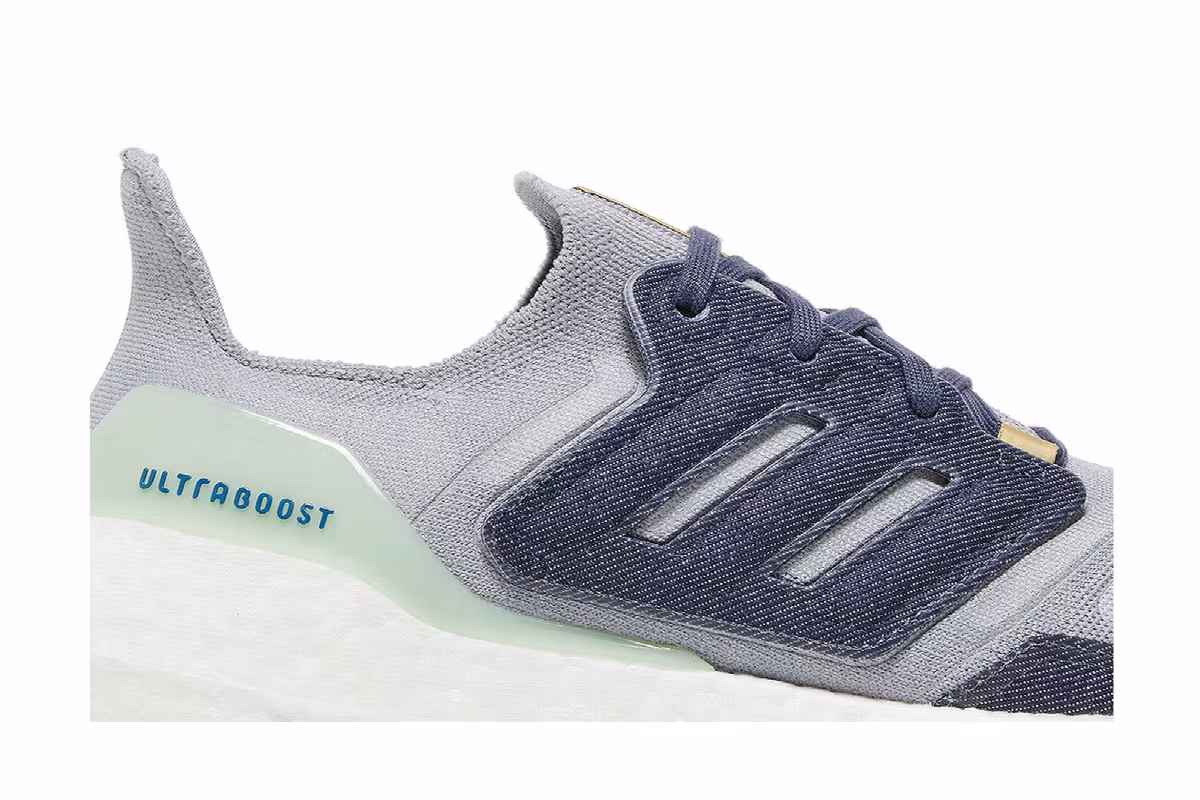 adidas UltraBoost 22 Halo Silver, view 3