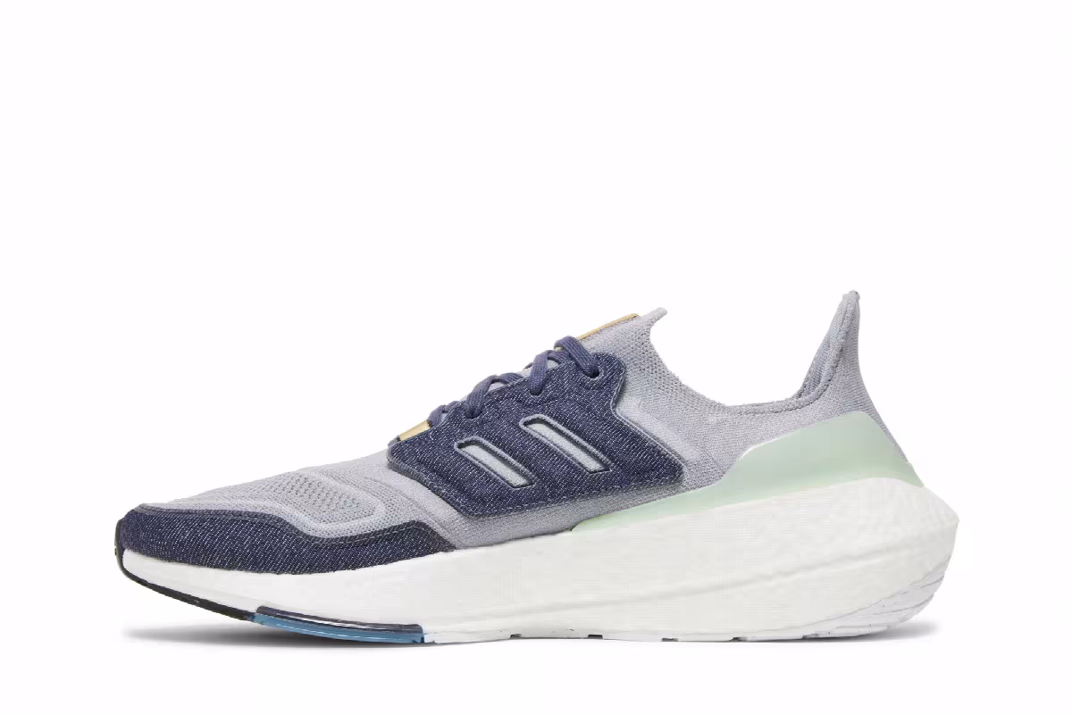 adidas UltraBoost 22 Halo Silver, view 4