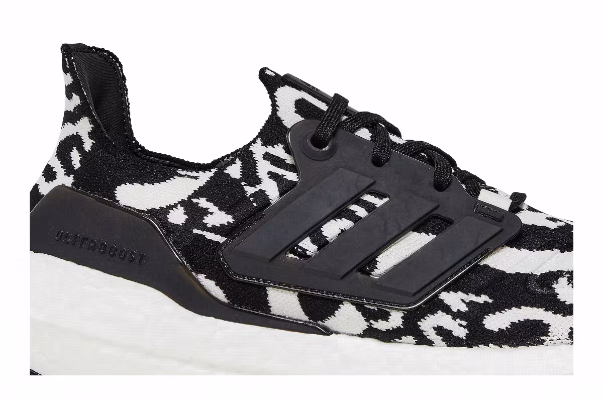 adidas UltraBoost 22 Zebra, view 3