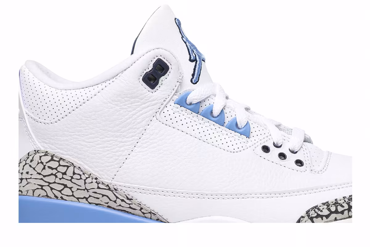 Air Jordan 3 UNC, view 3