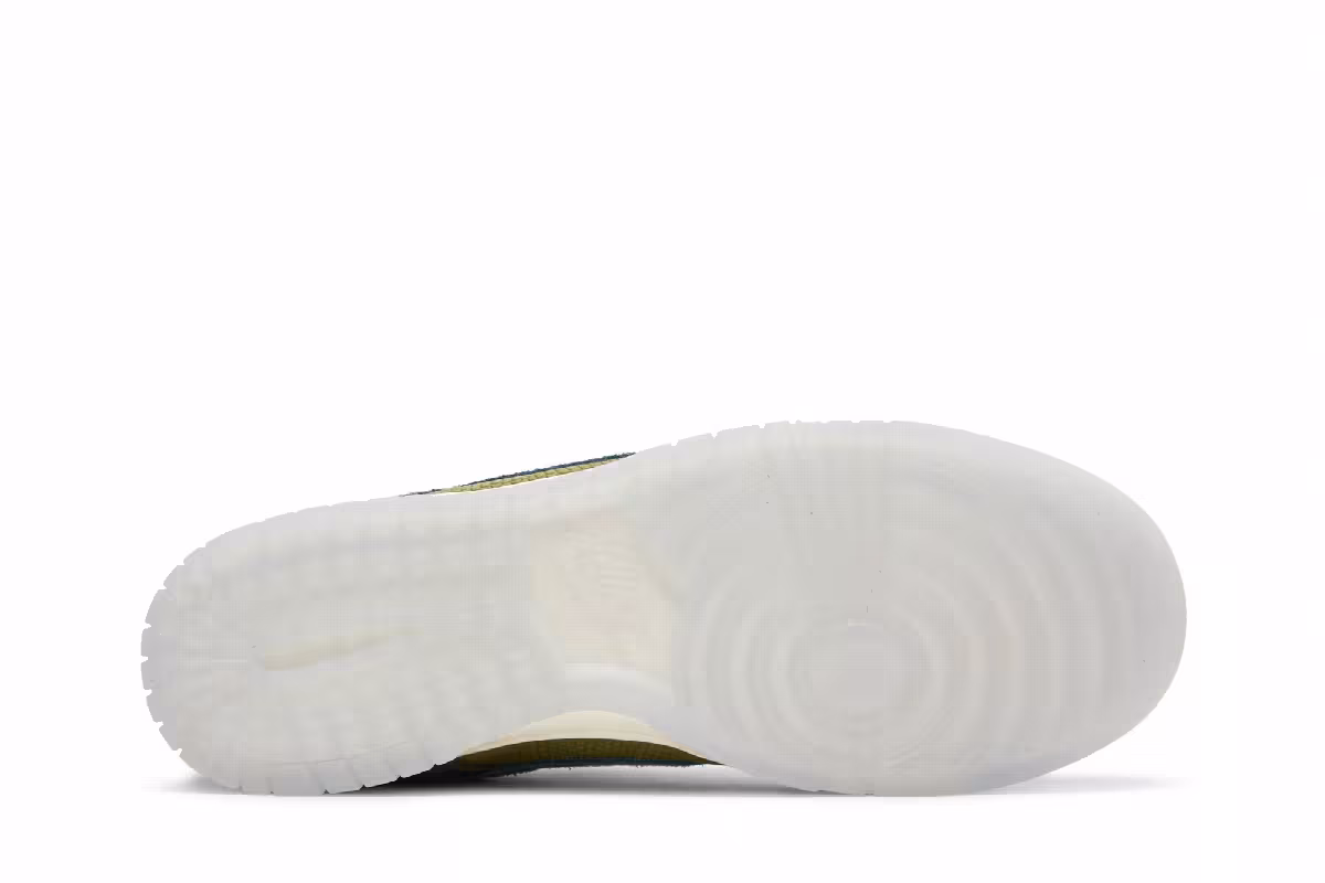 Nike Dunk Low SiEMPRE Familia, view 5