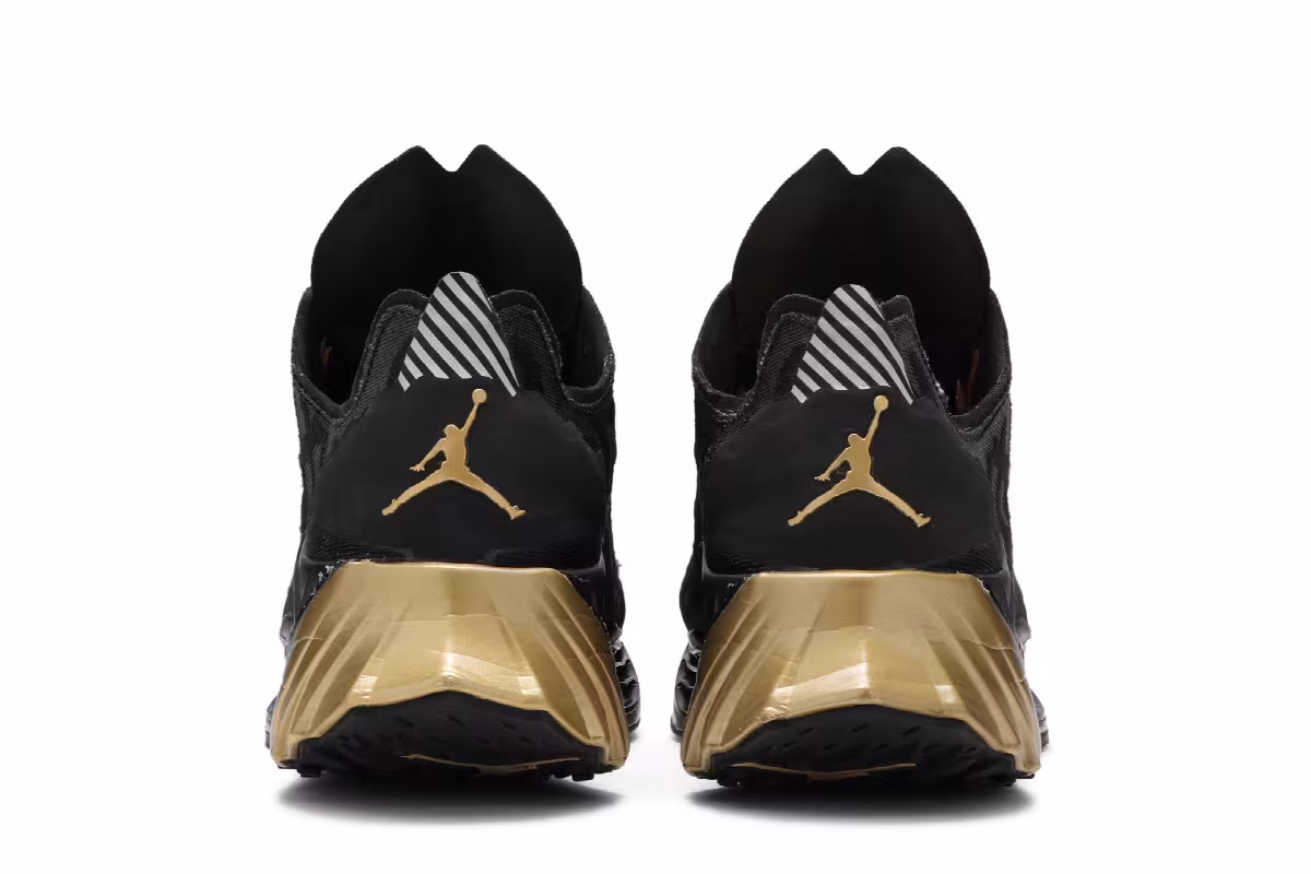 Air Jordan Zoom Trunner Ultimate Black Metallic Gold, view 7