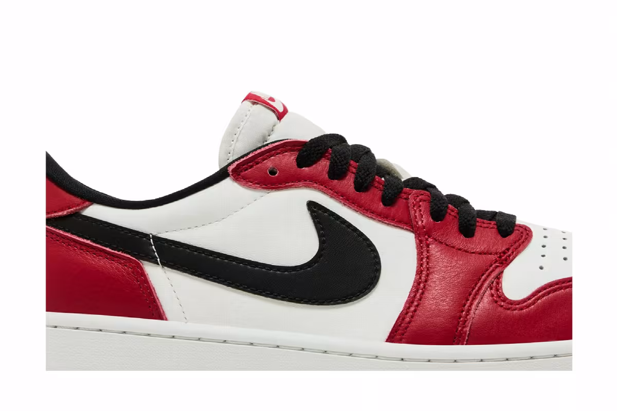 Air Jordan 1 Low OG Chicago 2025, view 3
