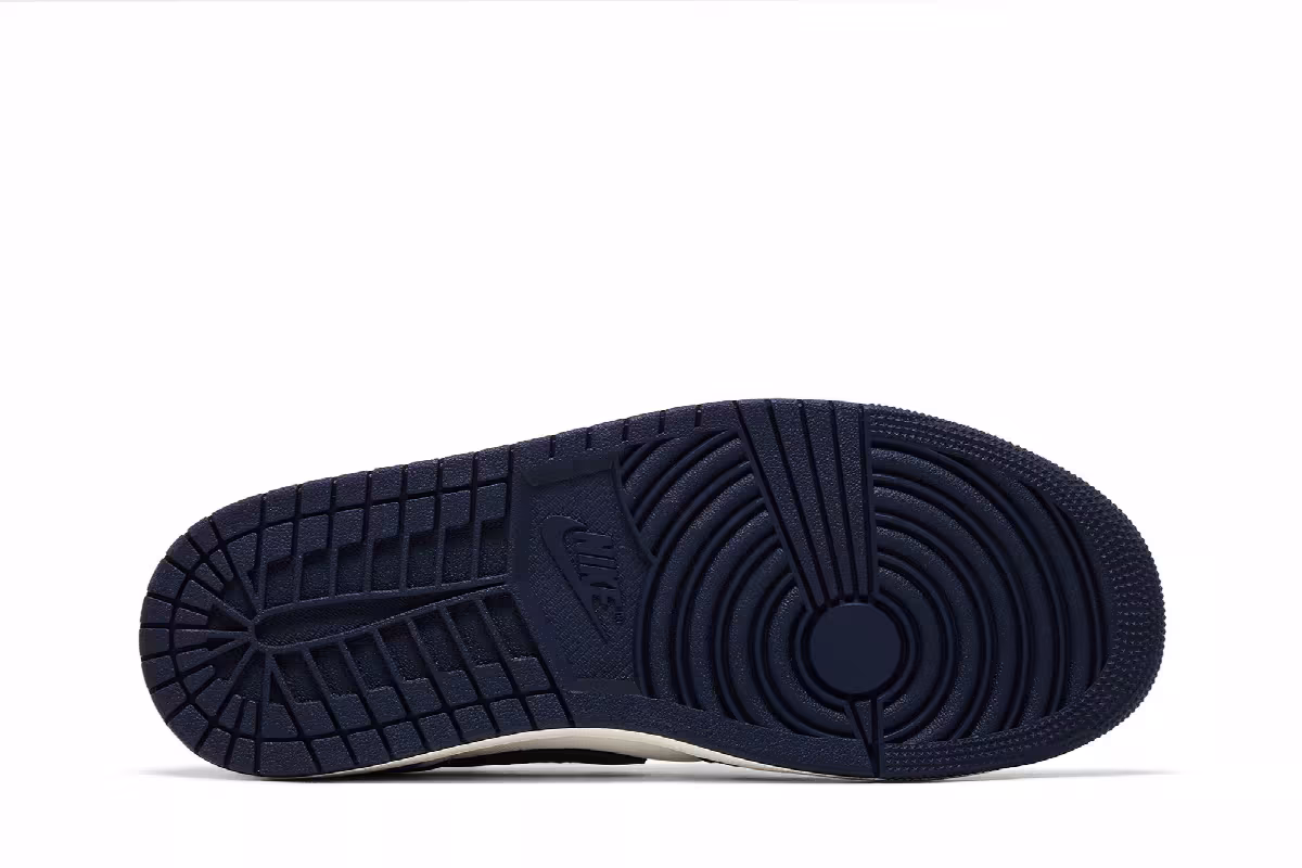 Air Jordan 1 Low OG Obsidian UNC, view 5
