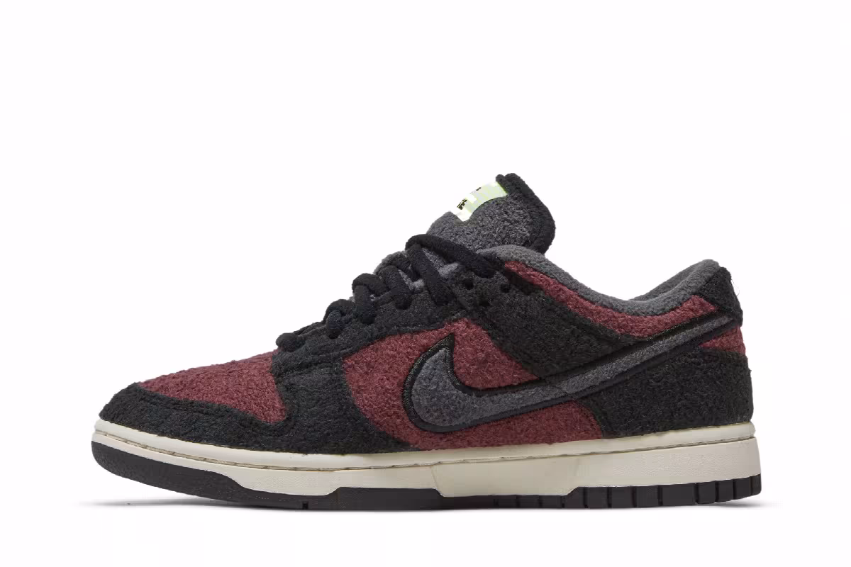 Nike Women's Dunk Low SE Fleece - Burgundy Crush, view 4