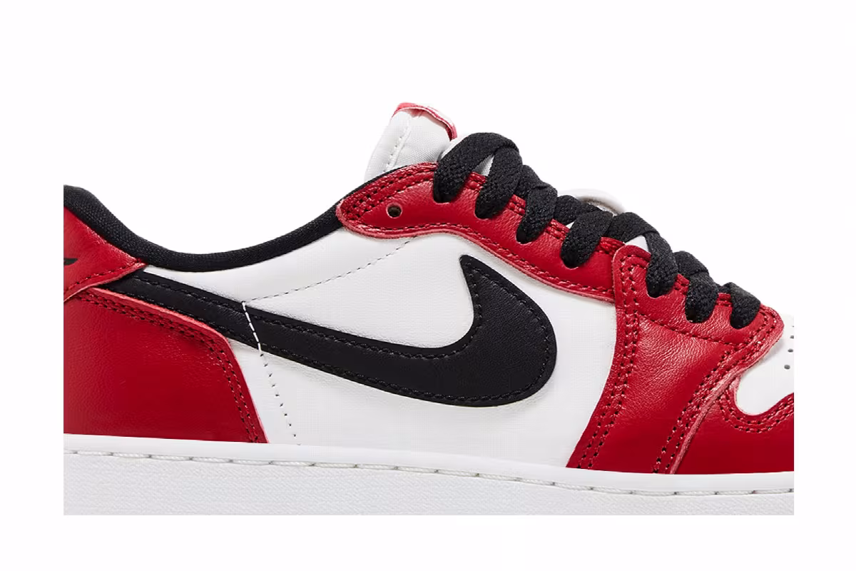 Air Jordan 1 Low OG GS Chicago 2025, view 3