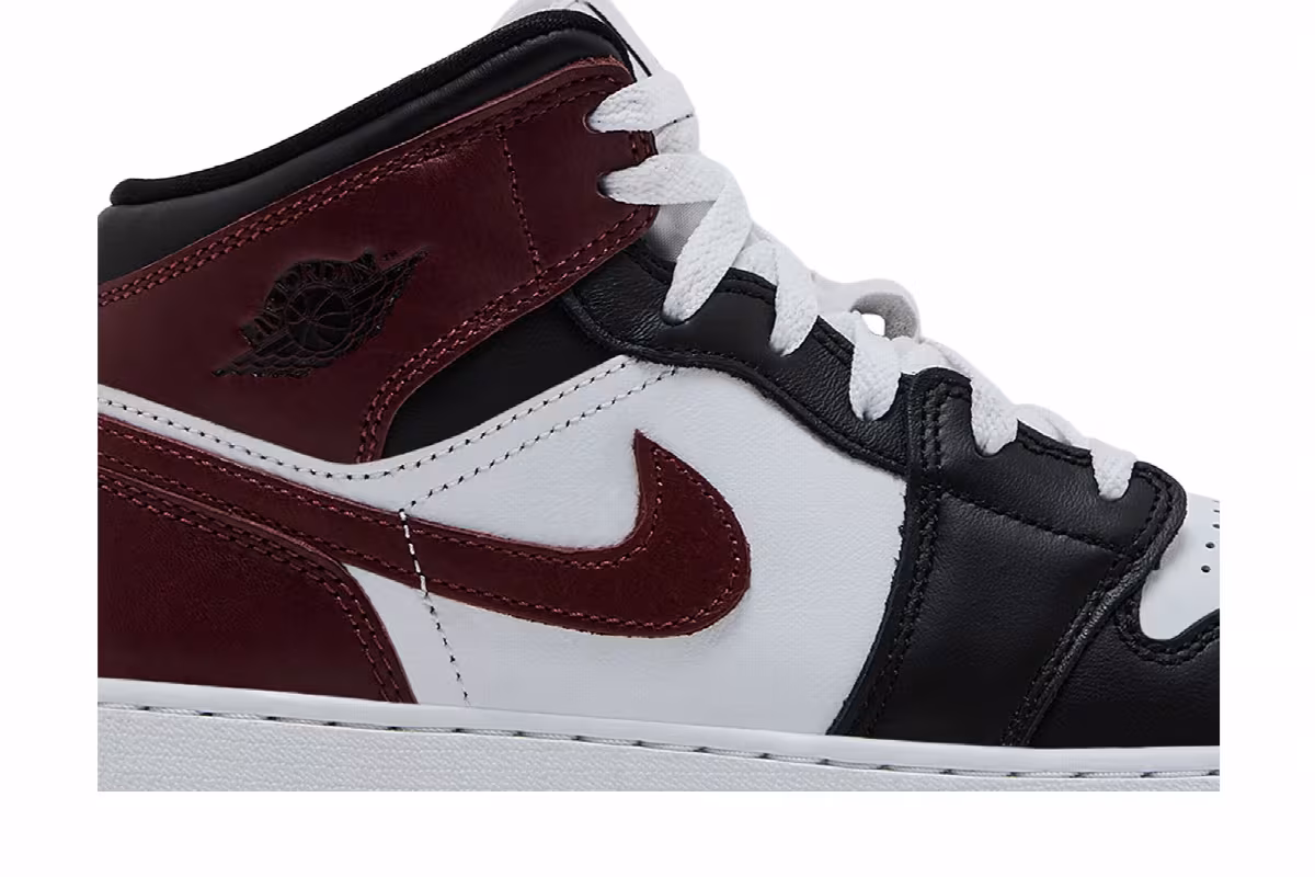 Air Jordan 1 Mid SE GS Dark Pony, view 3
