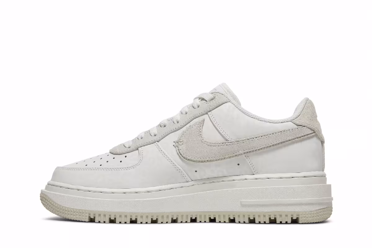 Nike Air Force 1 Luxe Triple White, view 4