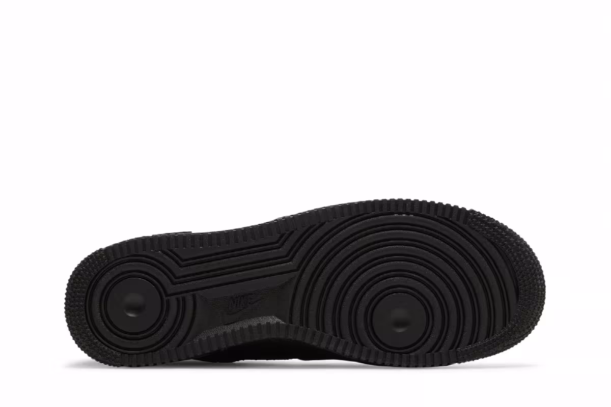 Nike Air Force 1 Low Cut Out Swoosh - Black, view 5