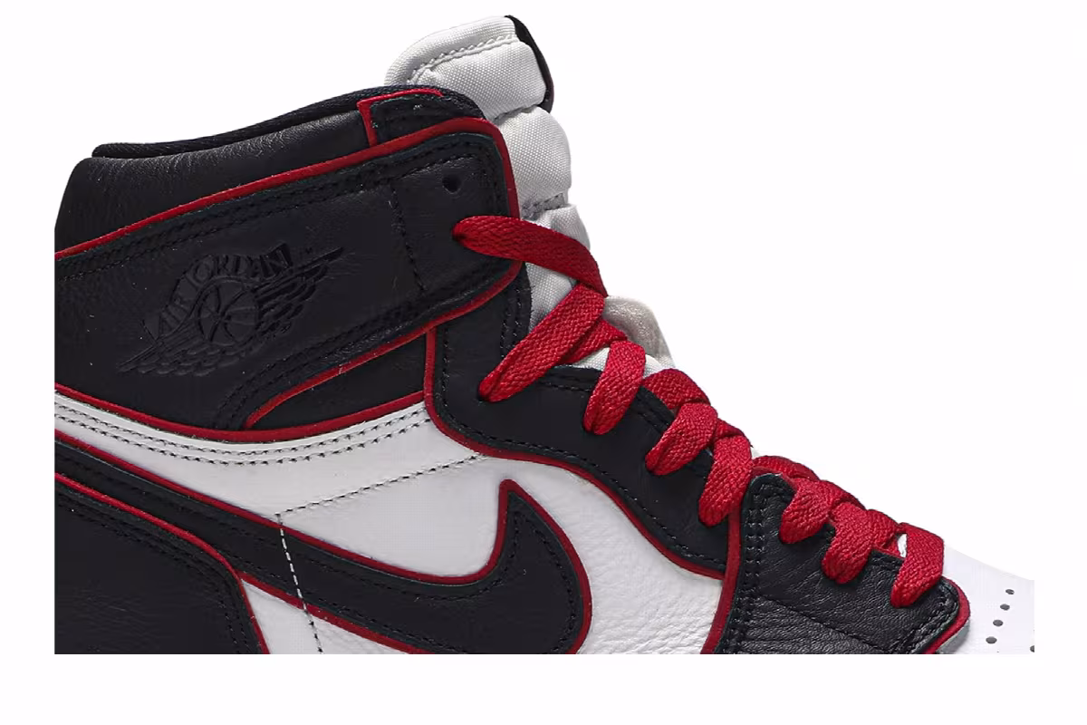 Air Jordan 1 High OG Bloodline, view 3