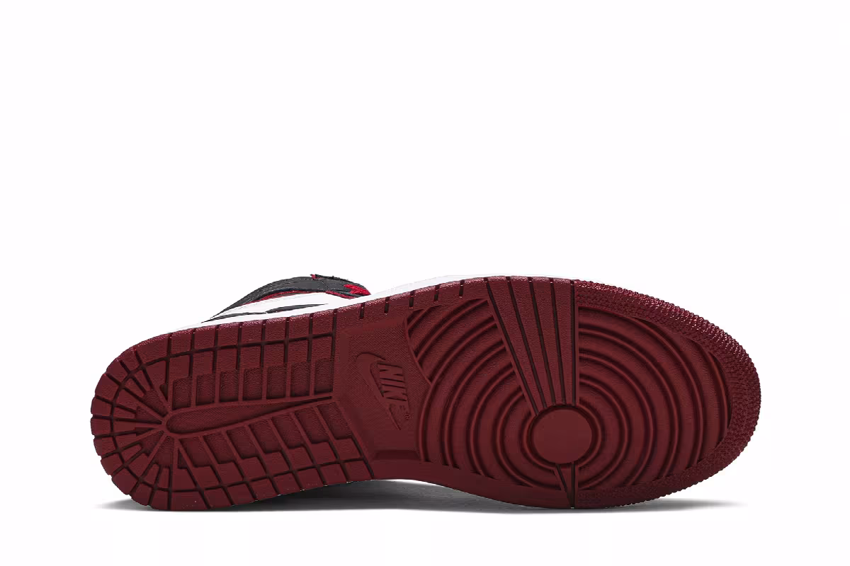 Air Jordan 1 High OG Bloodline, view 5