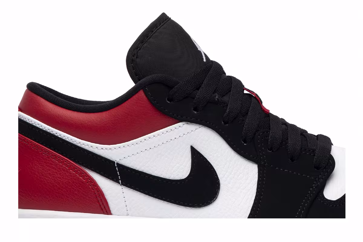 Air Jordan 1 Low Black Toe, view 3