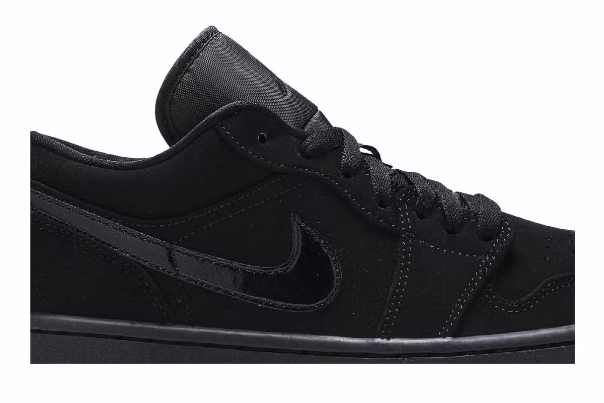 Air Jordan 1 Low Triple Black, view 3