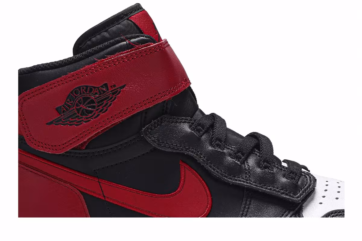 Air Jordan 1 High FlyEase Black Toe, view 3