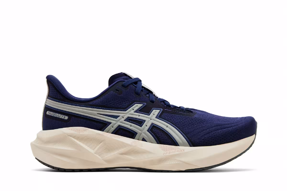 ASICS Novablast 5 Track Club, view 2