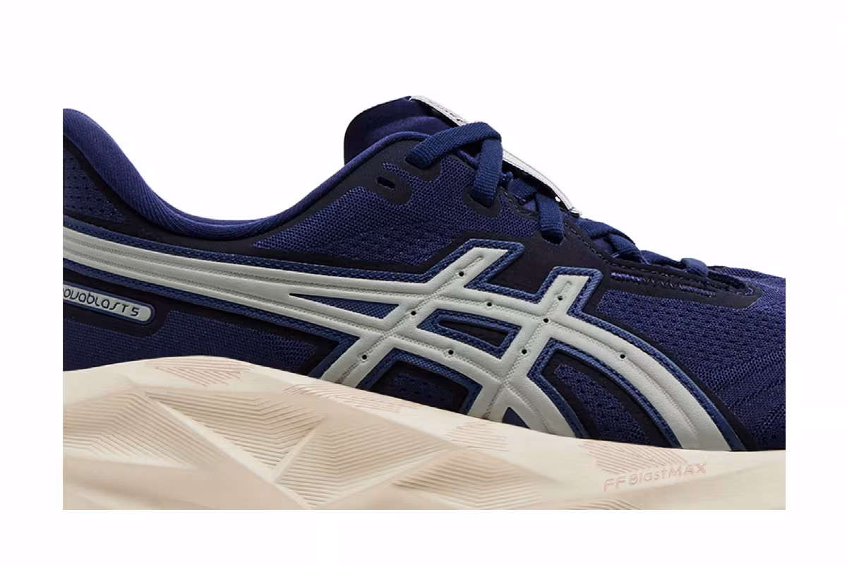 ASICS Novablast 5 Track Club, view 3