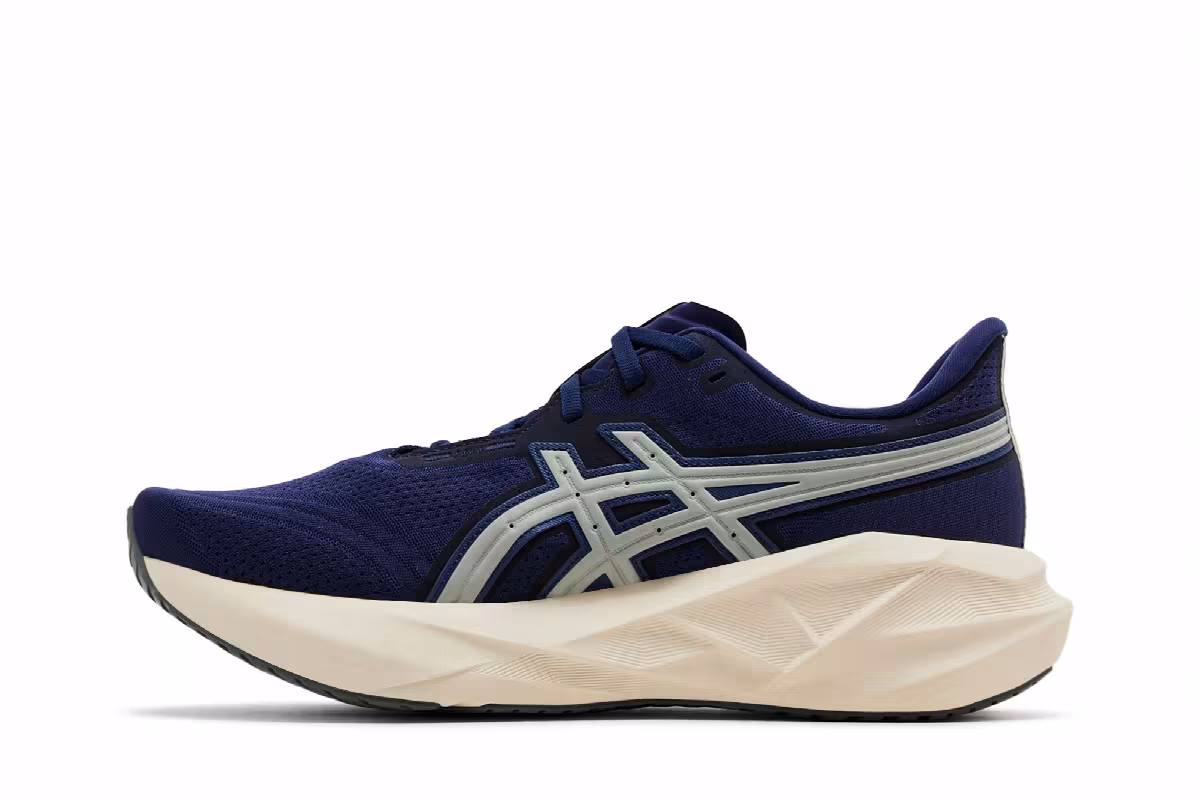 ASICS Novablast 5 Track Club, view 4